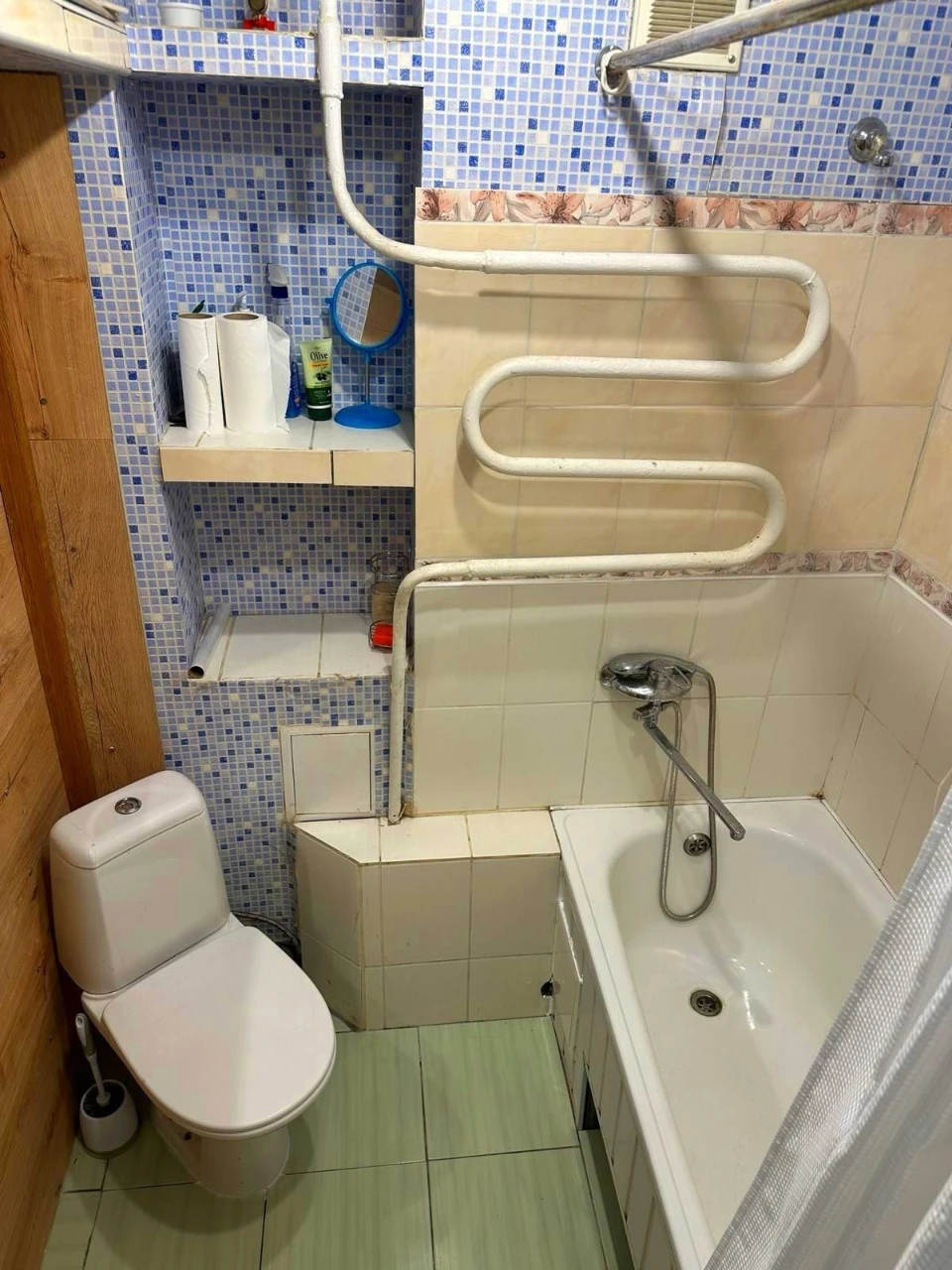 Bright and spacious! 3rd floor. Brick house. Selling 1 bedroom apartment.