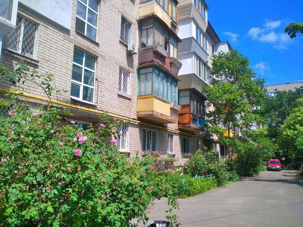 Bright and spacious! 3rd floor. Brick house. Selling 1 bedroom apartment.
