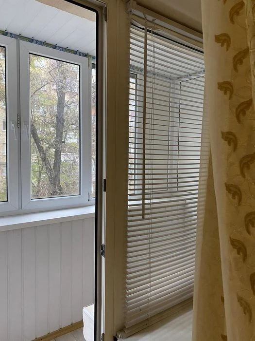 Bright and spacious! 3rd floor. Brick house. Selling 1 bedroom apartment.