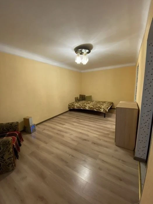 Bright and spacious! 3rd floor. Brick house. Selling 1 bedroom apartment.