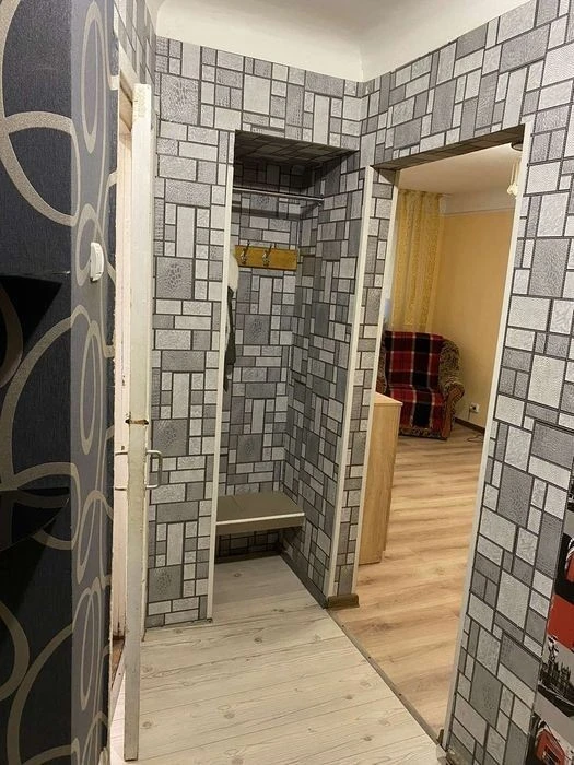 Bright and spacious! 3rd floor. Brick house. Selling 1 bedroom apartment.