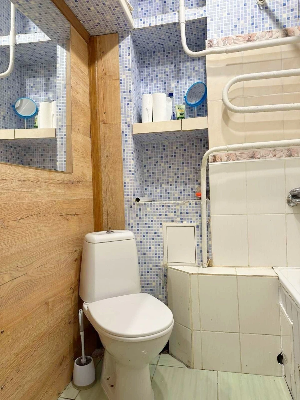 Bright and spacious! 3rd floor. Brick house. Selling 1 bedroom apartment.