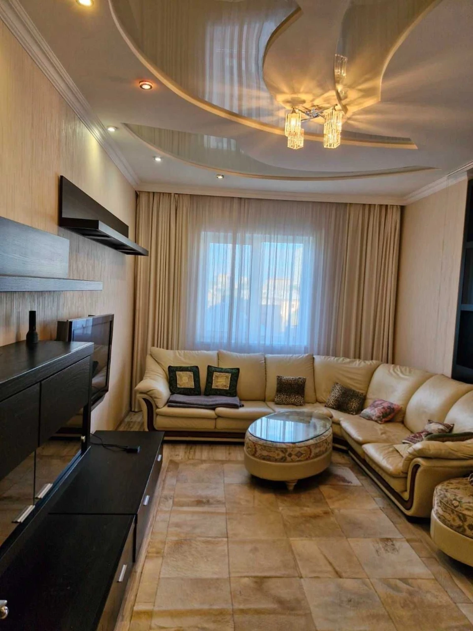 Sale of a large modern apartment in a business class building