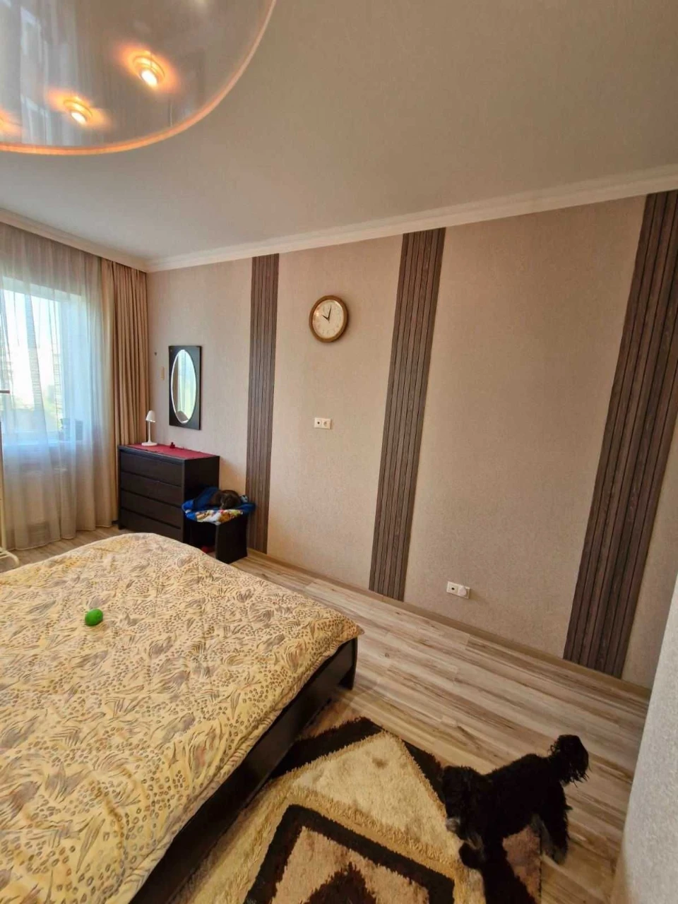 Sale of a large modern apartment in a business class building