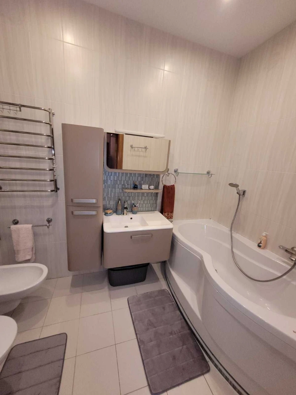 Sale of a large modern apartment in a business class building