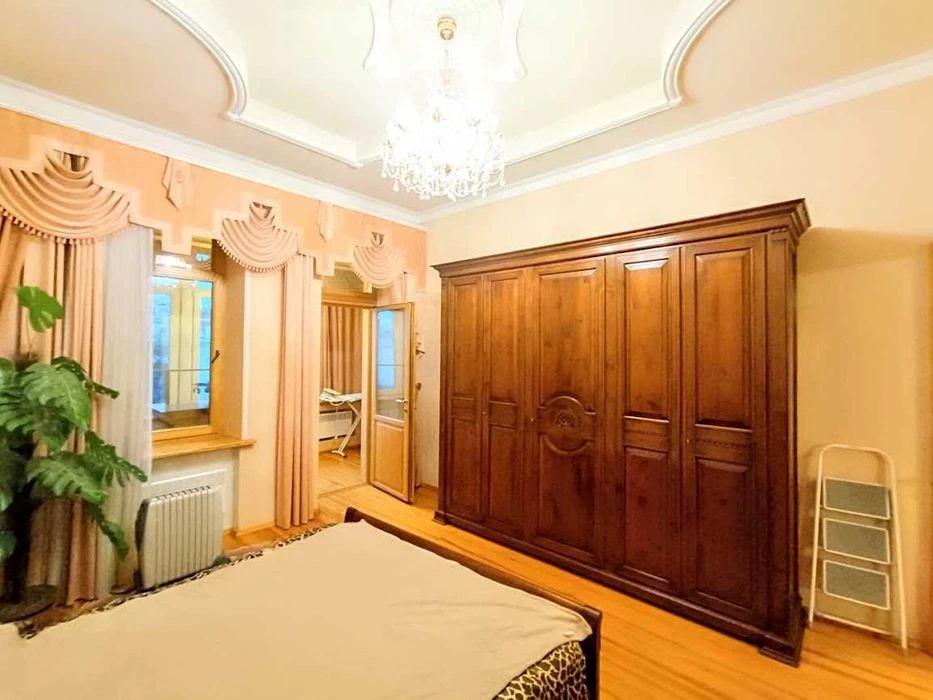 I will sell an elite apartment of 196 m² in the heart of Kharkiv | st.