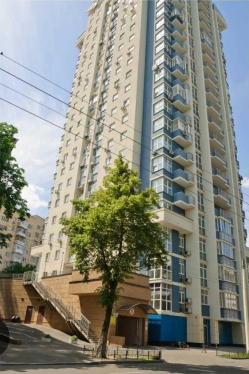 Sale of a large modern apartment in a business class building