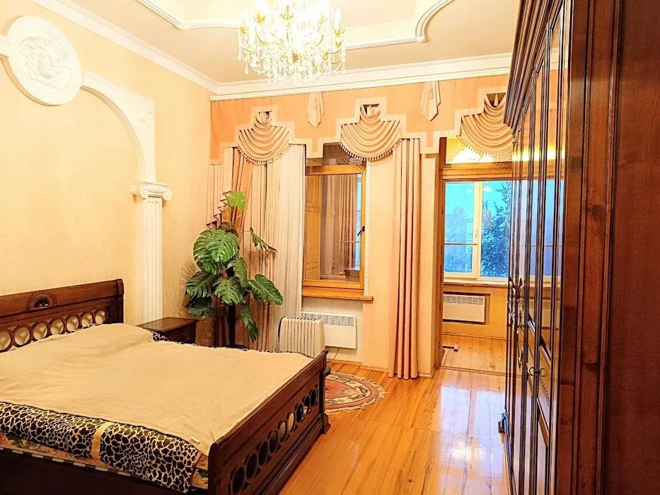 I will sell an elite apartment of 196 m² in the heart of Kharkiv | st.