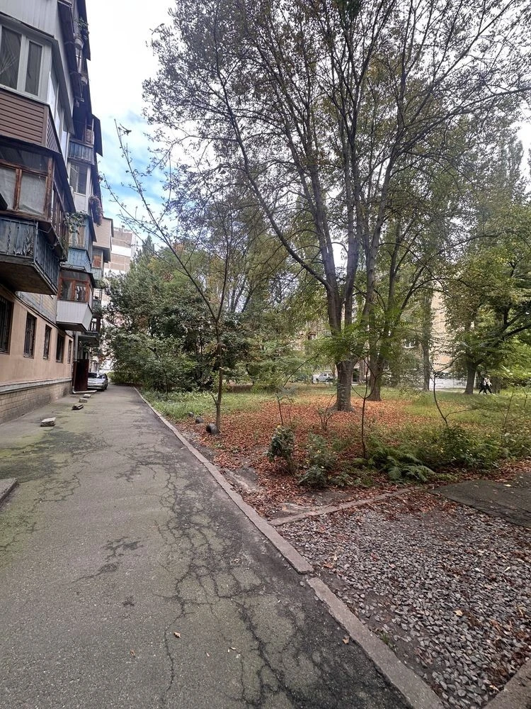 Sale of 2-room apartment, Shalimova, 19. Gas. 2nd floor. NO COMMISSION