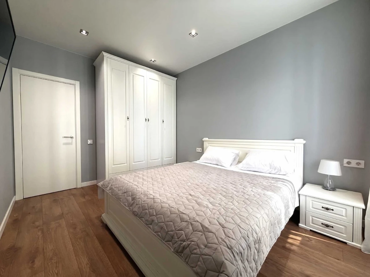 Sale of a stylish bright 1-bedroom apartment on the 3rd floor in the "Slavutich" residential complex