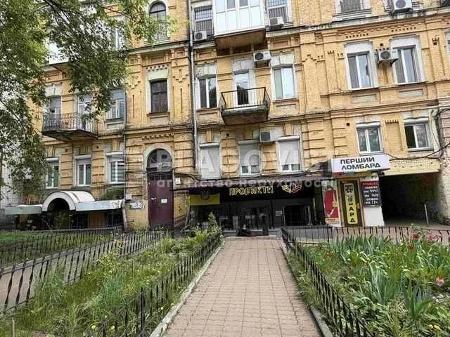 Sale of a 5-room apartment near the Palace of Ukraine metro station, Holosiiv district