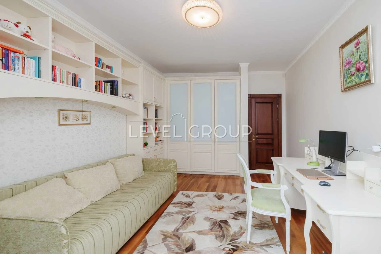 Spacious 4-bedroom apartment in the historic heart of Podil - for sale
