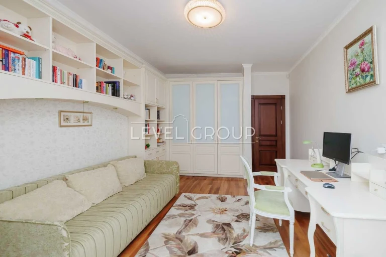 Spacious 4-bedroom apartment in the historic heart of Podil - for sale