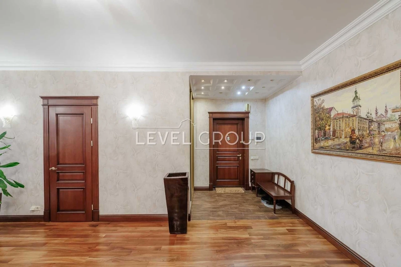 Spacious 4-bedroom apartment in the historic heart of Podil - for sale
