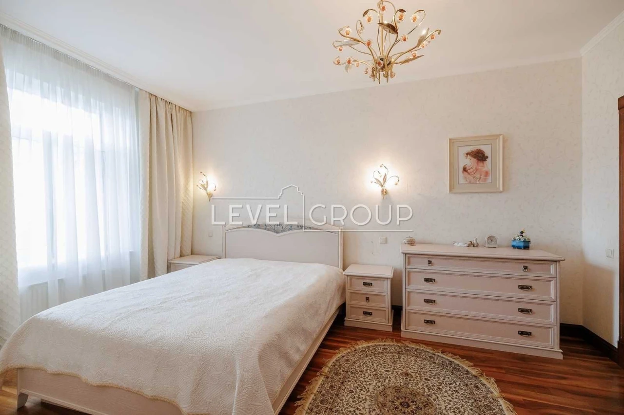 Spacious 4-bedroom apartment in the historic heart of Podil - for sale