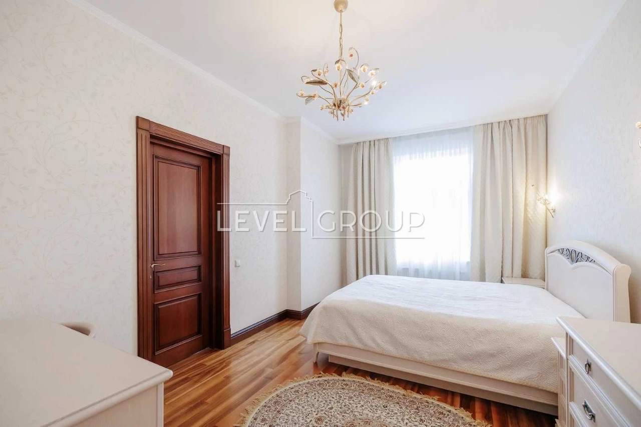 Spacious 4-bedroom apartment in the historic heart of Podil - for sale