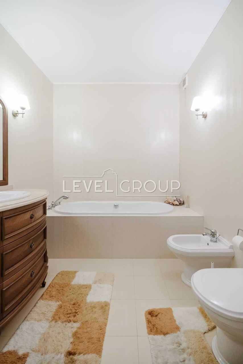 Spacious 4-bedroom apartment in the historic heart of Podil - for sale
