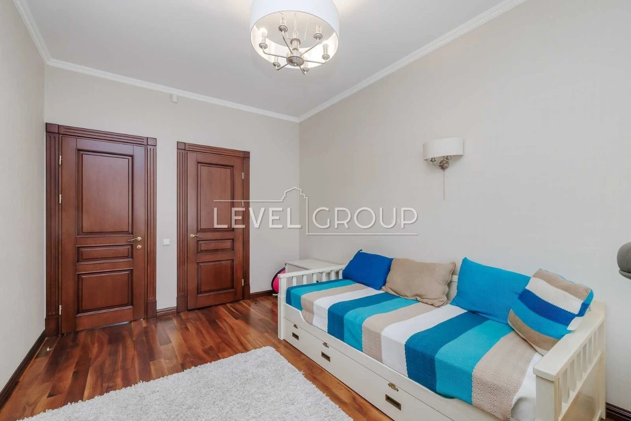 Spacious 4-bedroom apartment in the historic heart of Podil - for sale