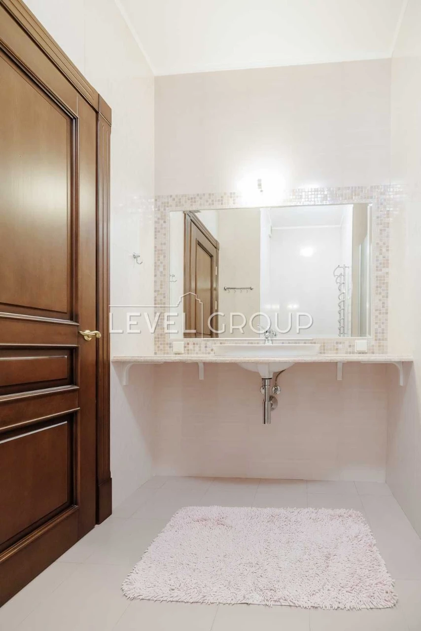 Spacious 4-bedroom apartment in the historic heart of Podil - for sale