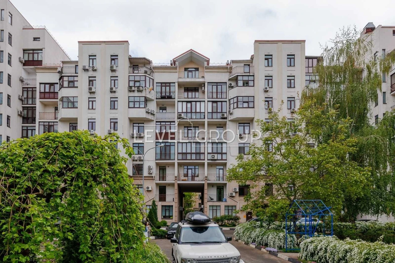 Spacious 4-bedroom apartment in the historic heart of Podil - for sale