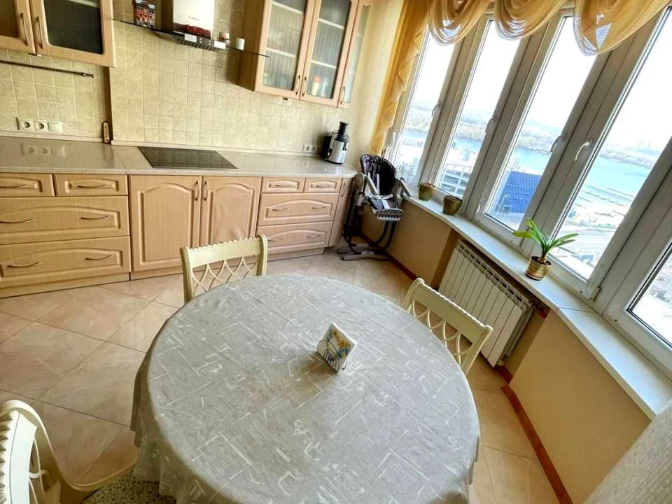 Apartment. Kyiv, Dniprovska Naborozhna st.