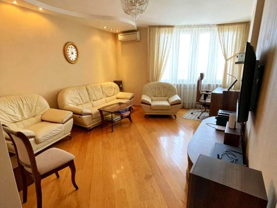 Apartment. Kyiv, Dniprovska Naborozhna st.