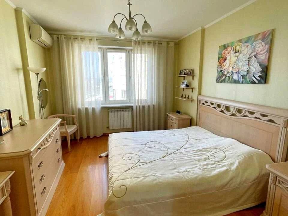 Apartment. Kyiv, Dniprovska Naborozhna st.