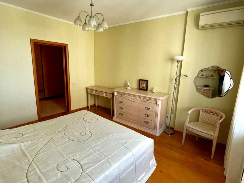 Apartment. Kyiv, Dniprovska Naborozhna st.