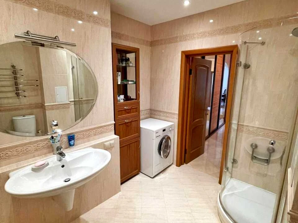 Apartment. Kyiv, Dniprovska Naborozhna st.