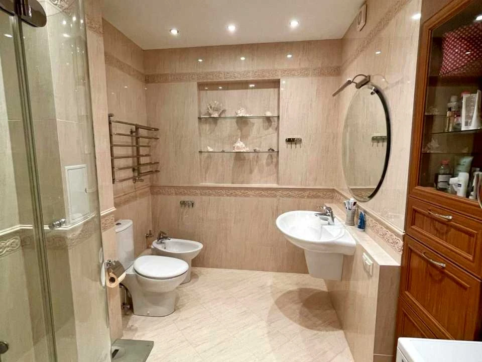 Apartment. Kyiv, Dniprovska Naborozhna st.