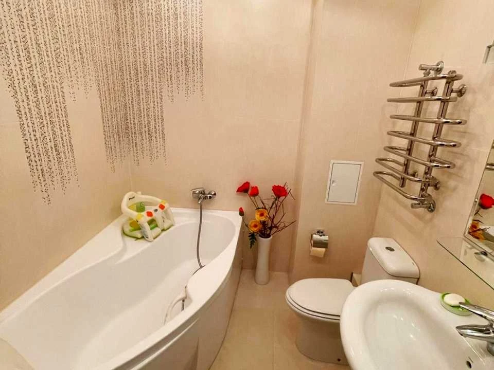 Apartment. Kyiv, Dniprovska Naborozhna st.