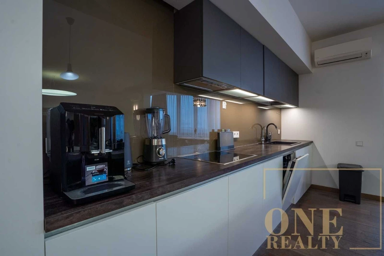 Long-term rental of a 4-bedroom apartment in the City Center of Lypky Building