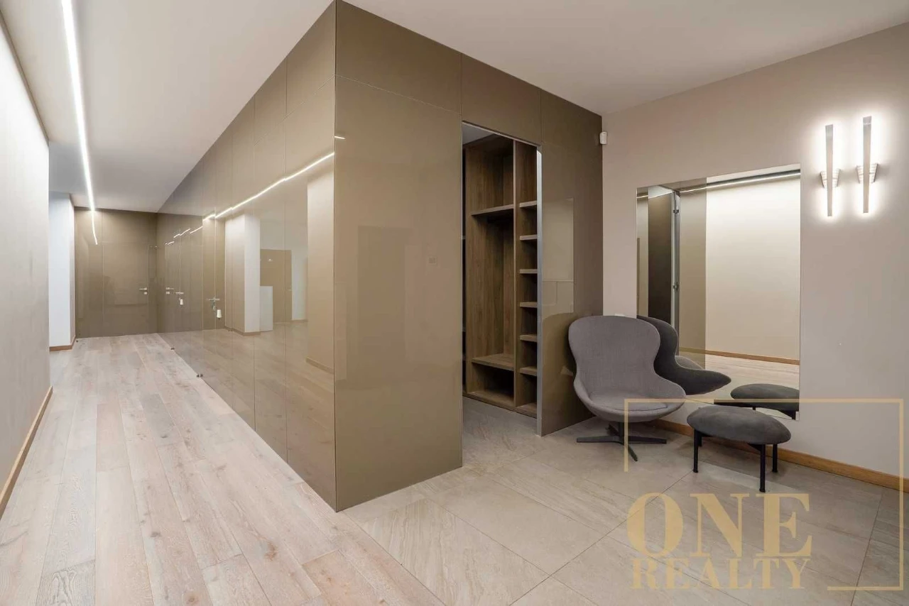 Long-term rental of a 4-bedroom apartment in the City Center of Lypky Building