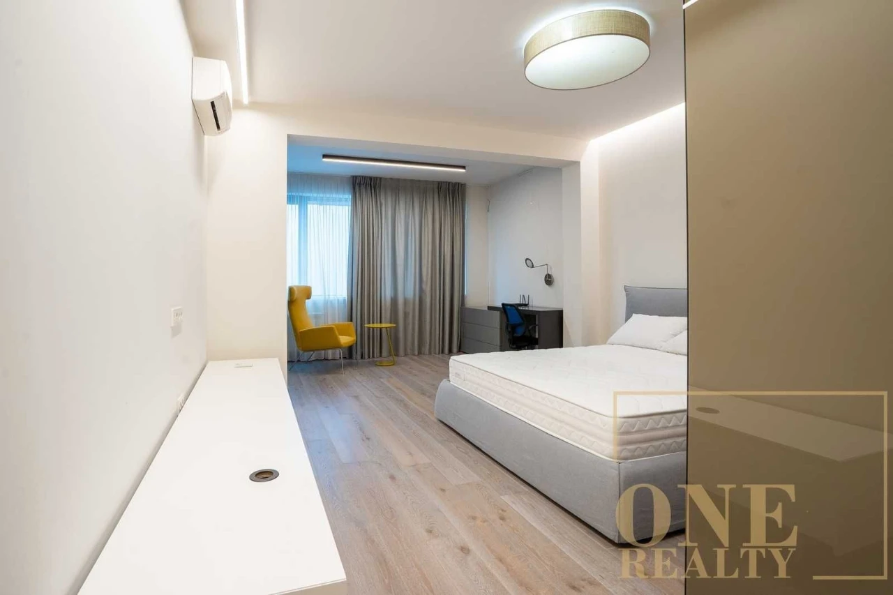 Long-term rental of a 4-bedroom apartment in the City Center of Lypky Building