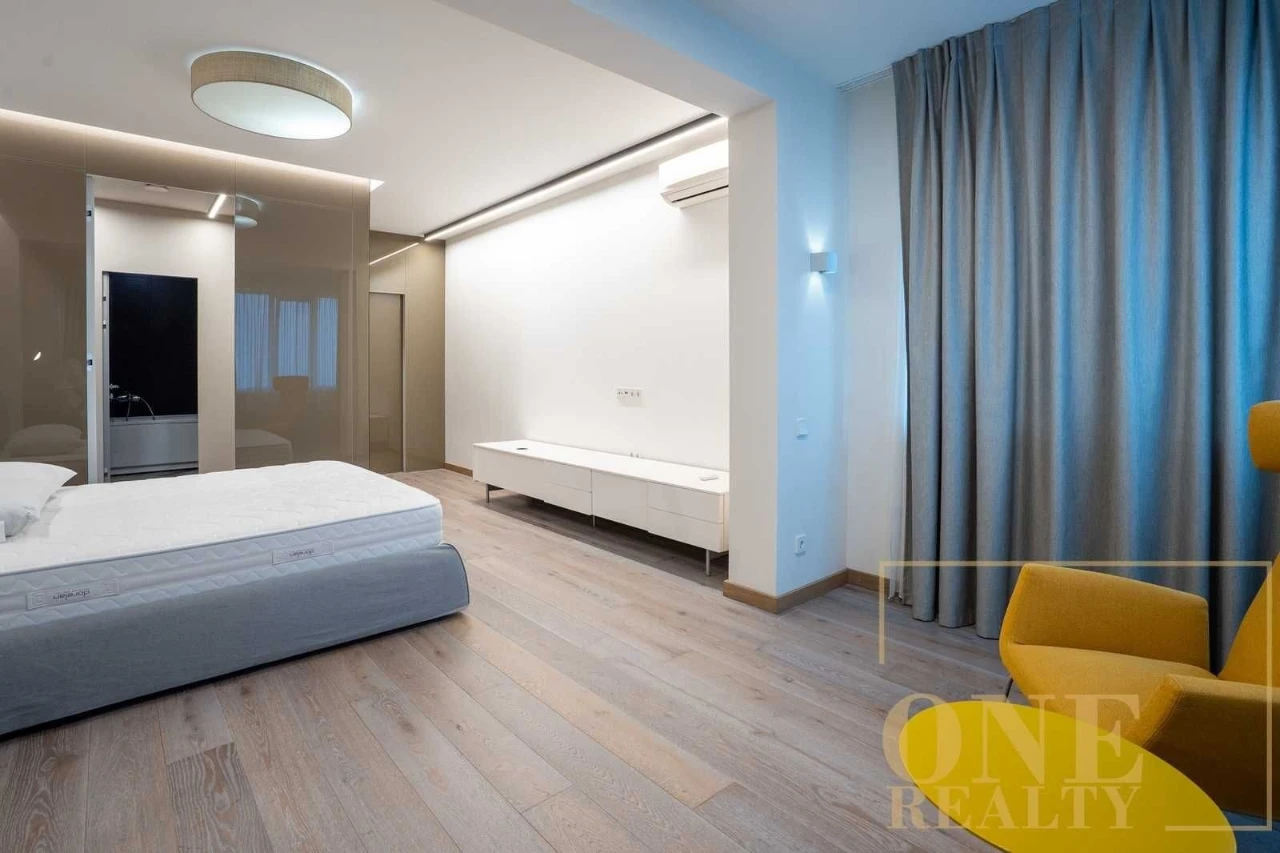 Long-term rental of a 4-bedroom apartment in the City Center of Lypky Building