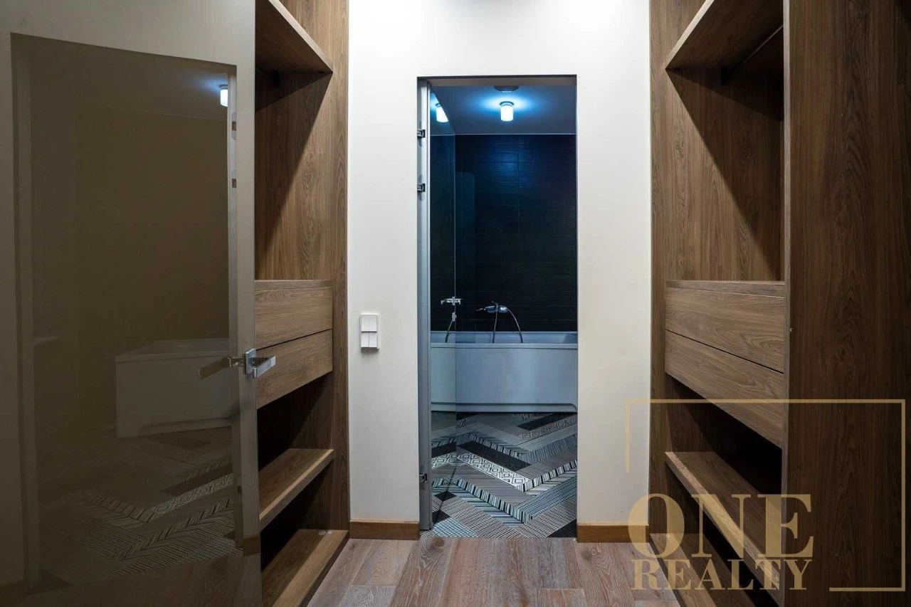 Long-term rental of a 4-bedroom apartment in the City Center of Lypky Building