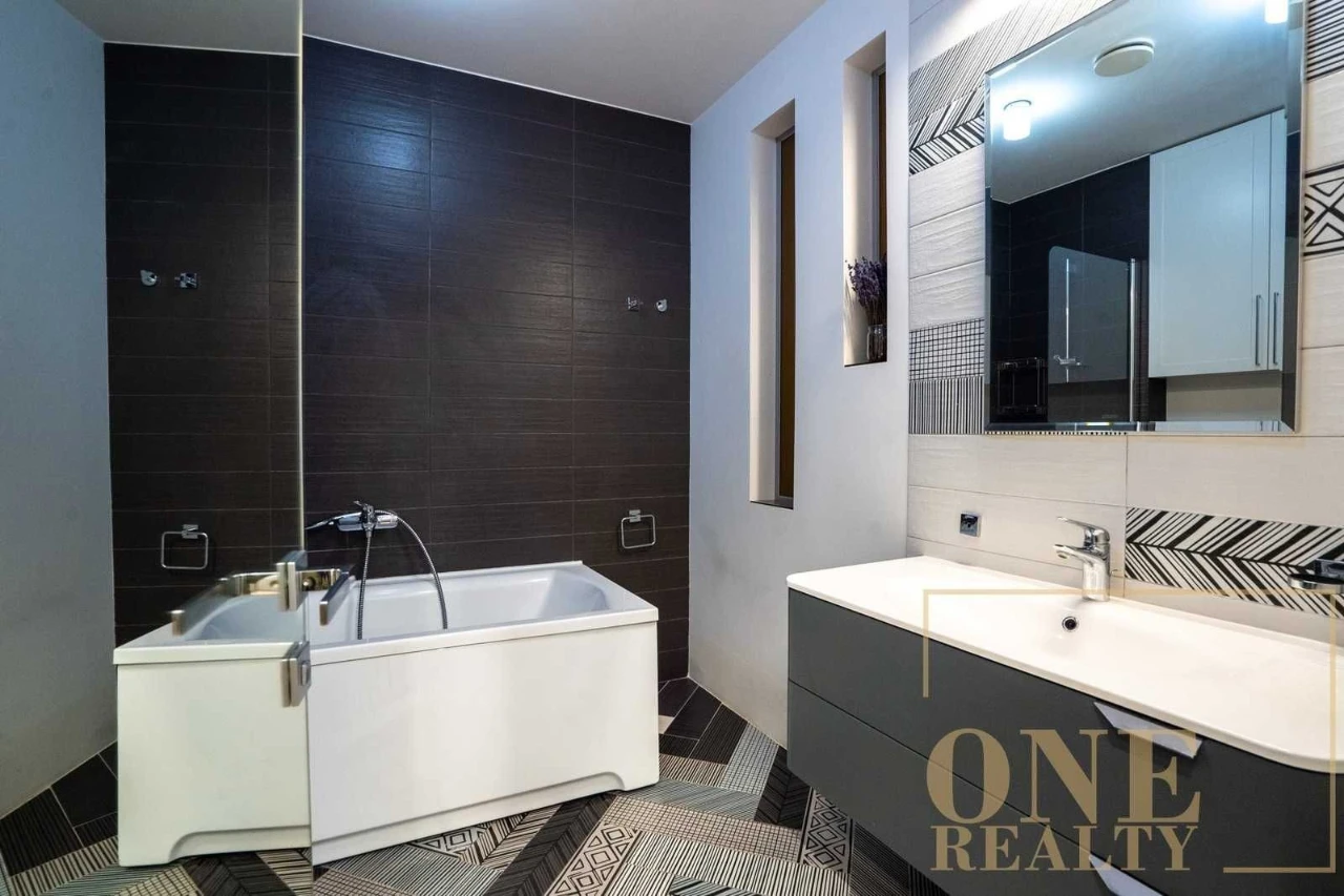 Long-term rental of a 4-bedroom apartment in the City Center of Lypky Building