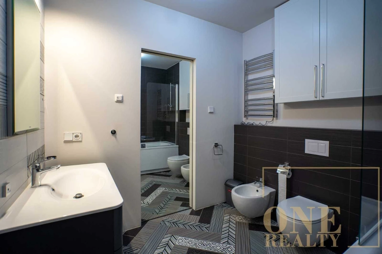 Long-term rental of a 4-bedroom apartment in the City Center of Lypky Building