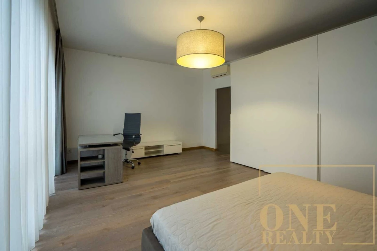 Long-term rental of a 4-bedroom apartment in the City Center of Lypky Building