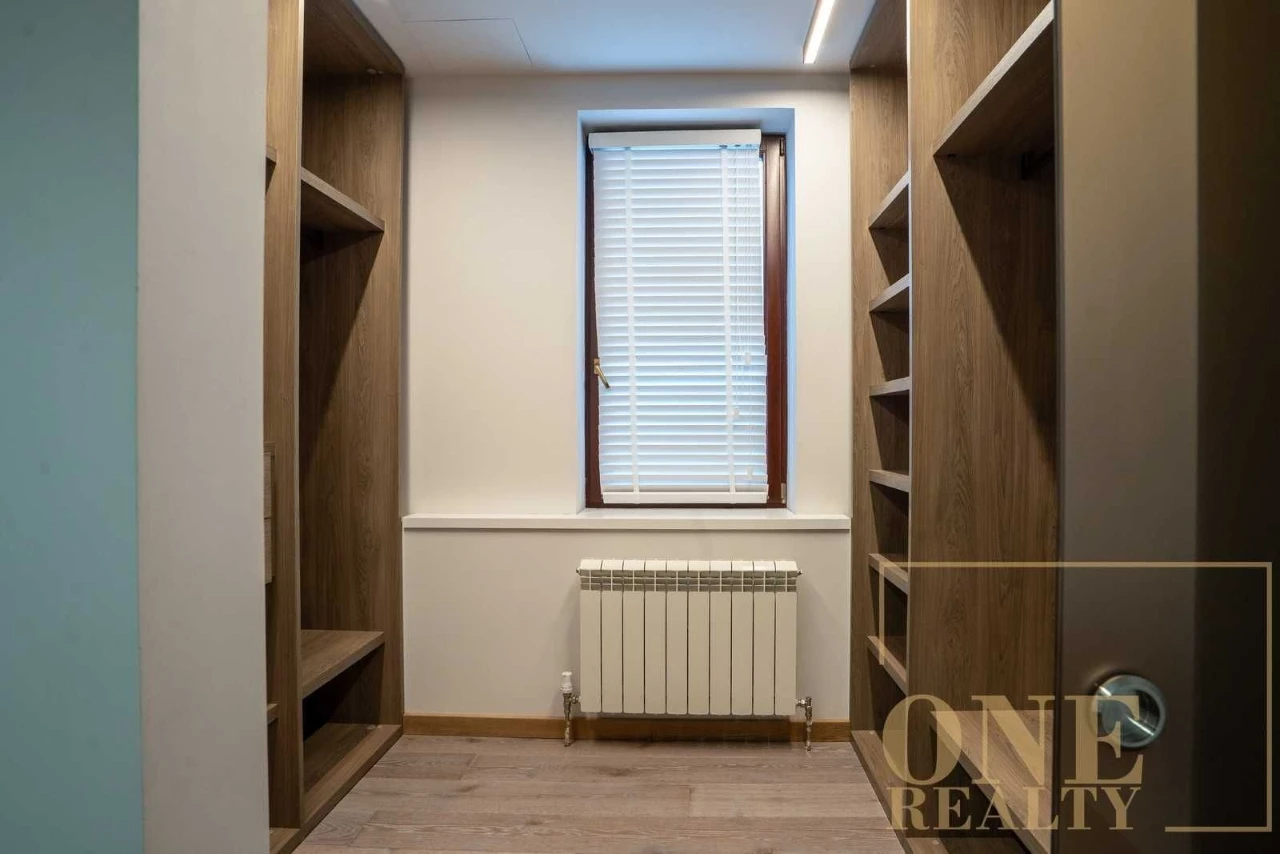 Long-term rental of a 4-bedroom apartment in the City Center of Lypky Building