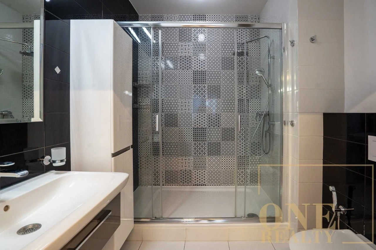 Long-term rental of a 4-bedroom apartment in the City Center of Lypky Building