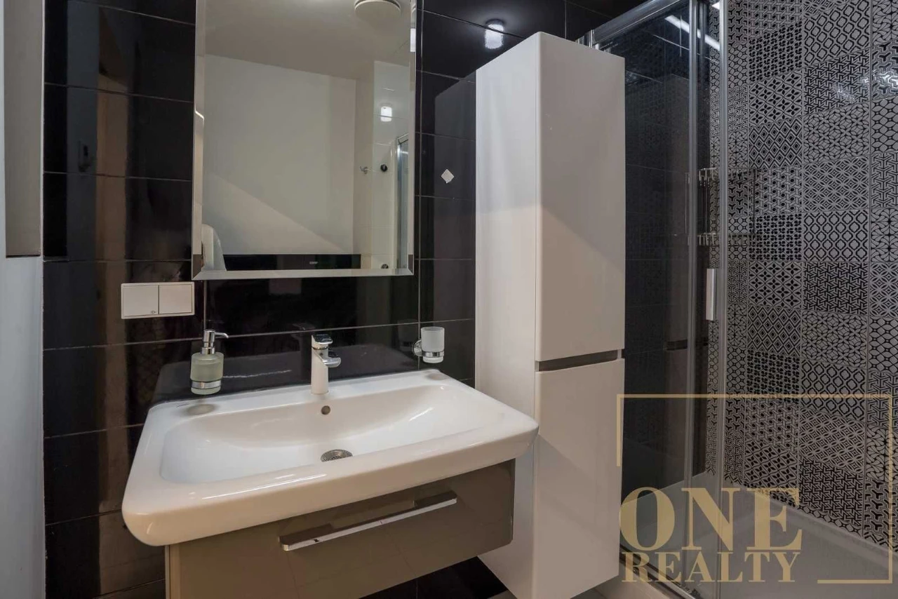 Long-term rental of a 4-bedroom apartment in the City Center of Lypky Building