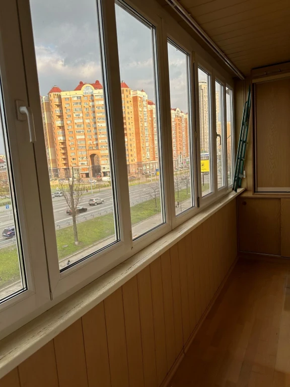 Оболонь, В. Івасюка 11, квартира  з газом.