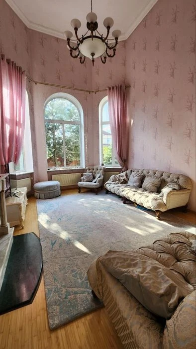 Owner's house for sale on one of the best streets of Sauvignon