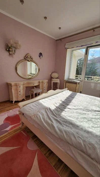 Owner's house for sale on one of the best streets of Sauvignon