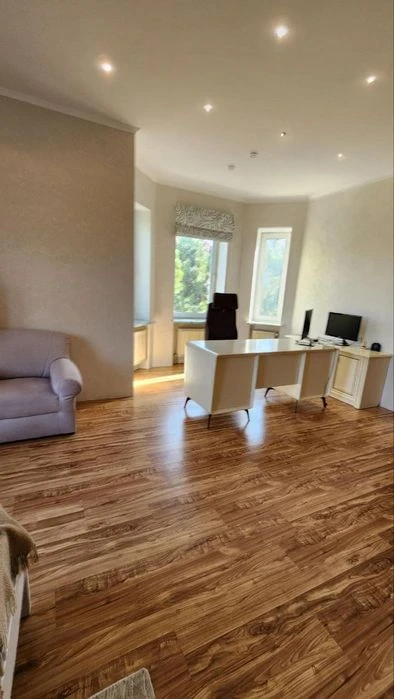 Owner's house for sale on one of the best streets of Sauvignon
