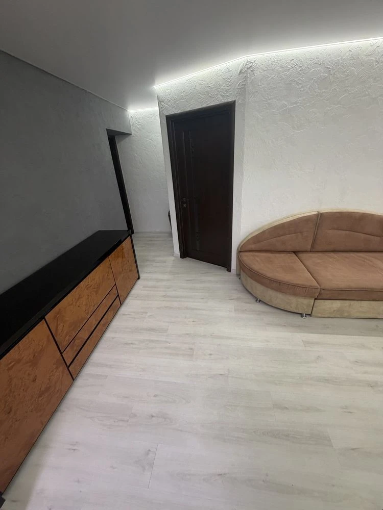 Rent 3-bedroom apartment on Vynohradari