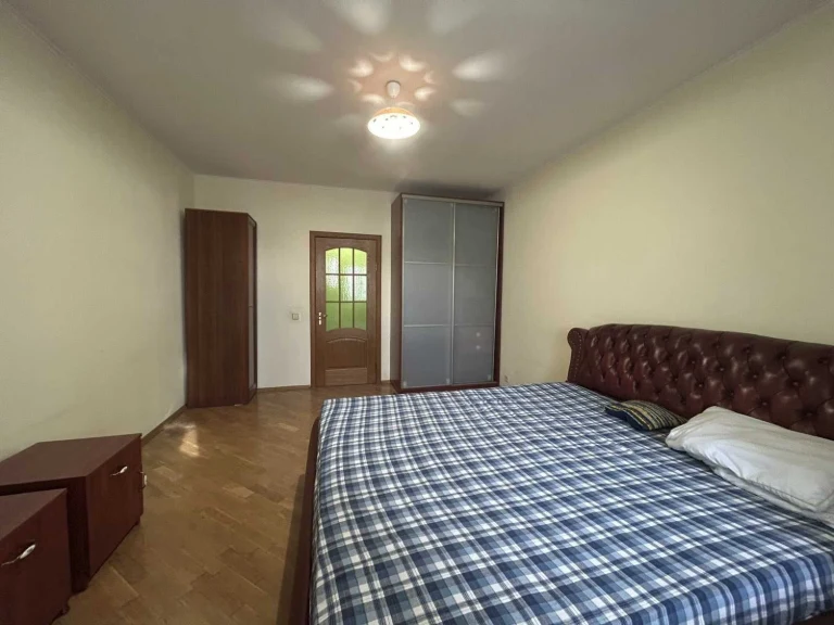Rent a spacious 2-bedroom apartment on Oboloni, ул. Тимо, 13-A.