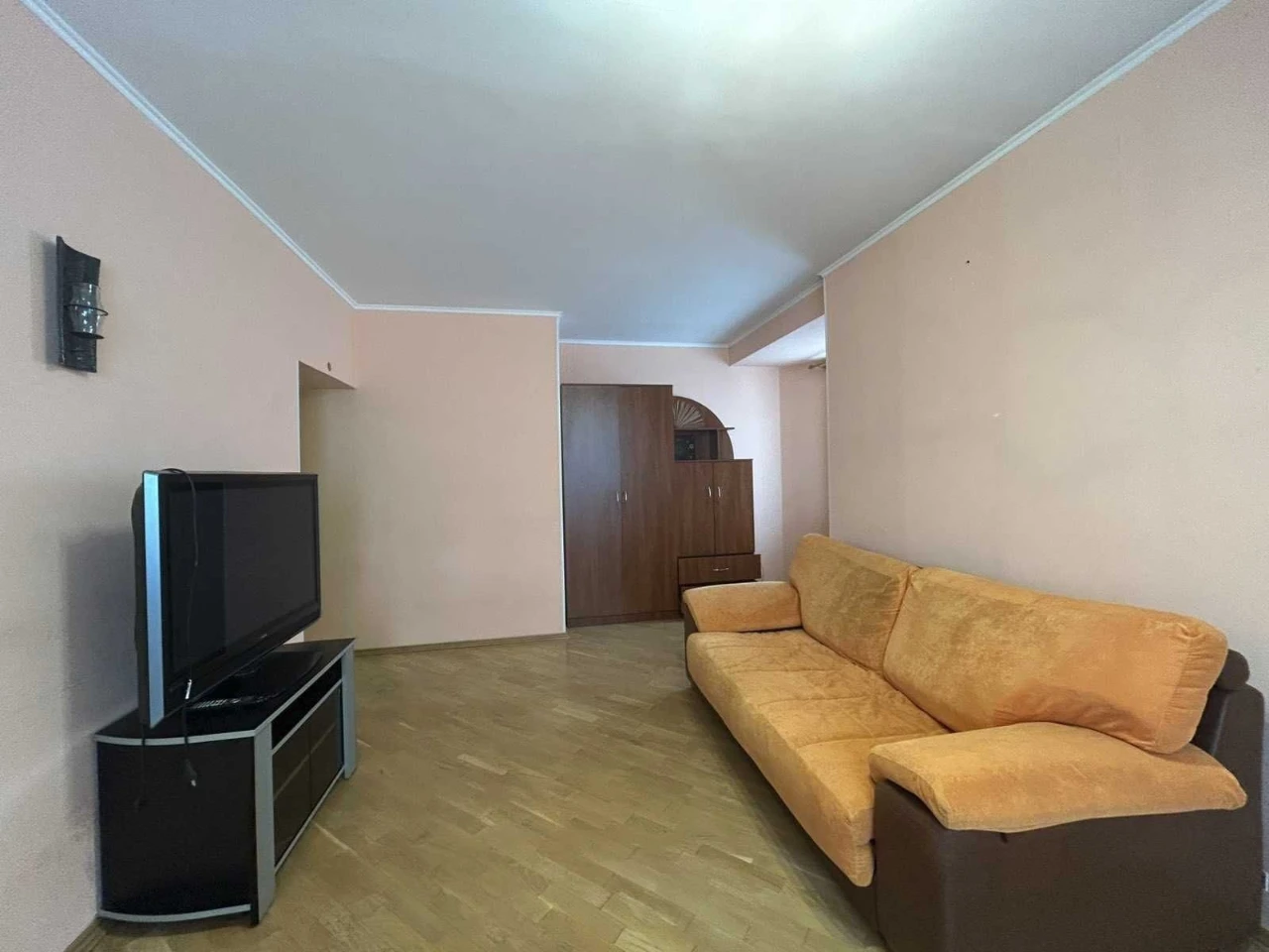 Rent a spacious 2-bedroom apartment on Oboloni, ул. Тимо, 13-A.