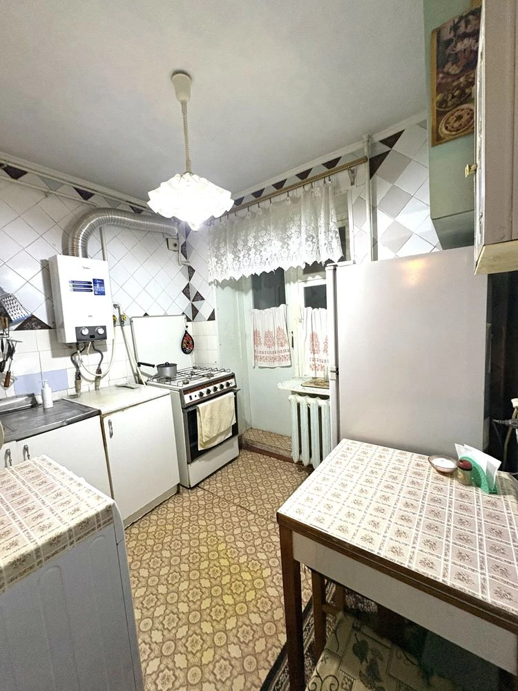 Spacious 2-bedroom apartment for sale on Mykolyivska Street